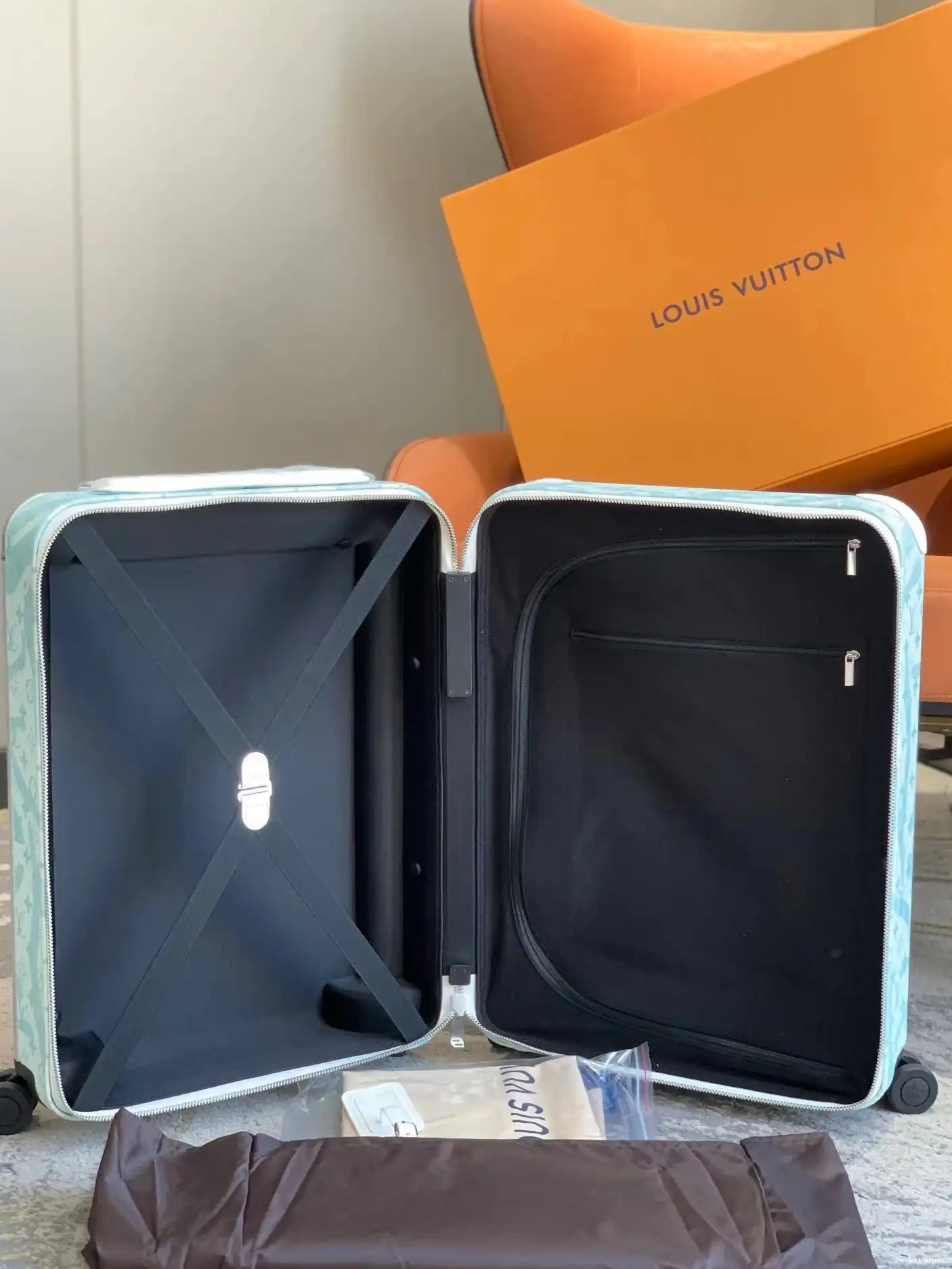 37L AQUAGARDEN 55 SUITCASE HORIZON VERSION) (2024 CUSTOM CABIN 0610